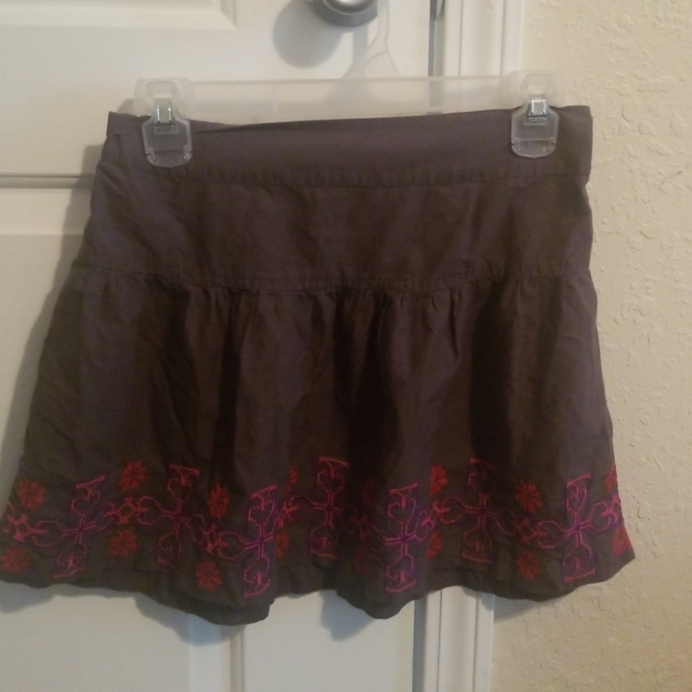 American Eagle small short grey skirt w/designs